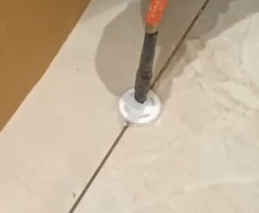 凤城瓷砖空鼓维修公司专业解答瓷砖在铺贴过程中，如果没有涂抹均匀到位的粘结材料（如水泥砂浆或瓷砖胶），可能会导致以下问题