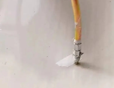 凤城瓷砖空鼓维修公司专业解答在瓷砖铺贴过程中，如果使用的砂料过粗（如全部使用了粗砂），可能会导致以下问题