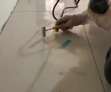 凤城瓷砖开裂维修公司专业分享瓷砖在铺贴前如果没有沥干水分，将会导致以下问题