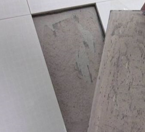 凤城瓷砖空鼓维修公司分享瓷砖铺贴时如果打浆（即涂抹在瓷砖背面和基层上的砂浆或瓷砖胶）过少，会带来以下问题